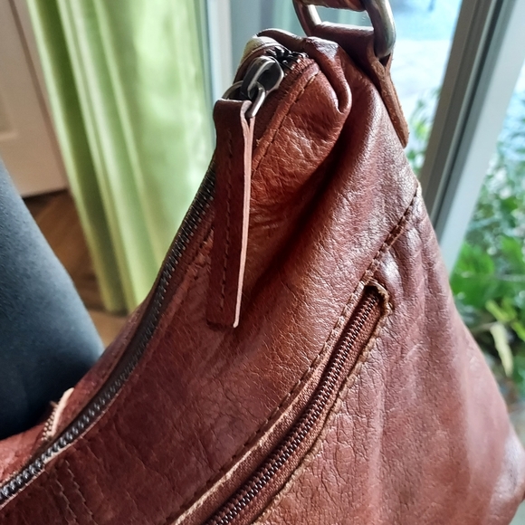 Spikes & Sparrow Whiskey Leather Crossbody Bag :Zip Closure: Snap Pocket Storage - Picture 9 of 16